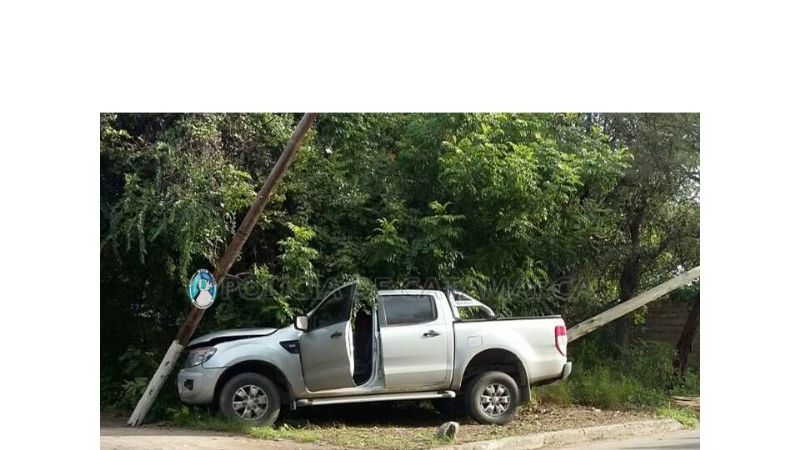 Camioneta chocó contra poste de energía eléctrica
