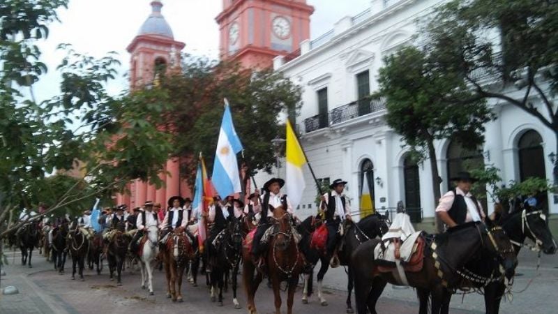 Miles de jinetes llegaron a  los pies de María