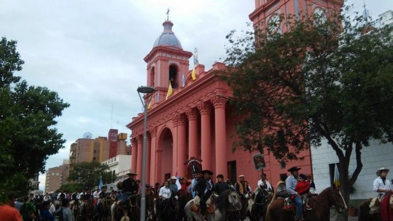 Miles de jinetes llegaron a  los pies de María