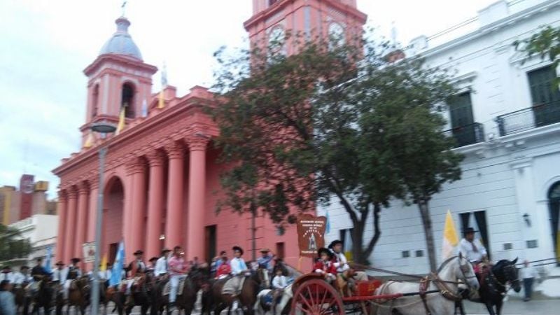 Miles de jinetes llegaron a  los pies de María