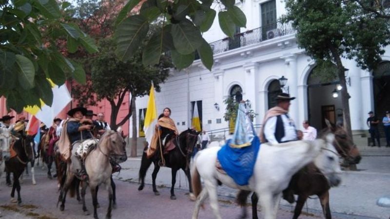 Miles de jinetes llegaron a  los pies de María