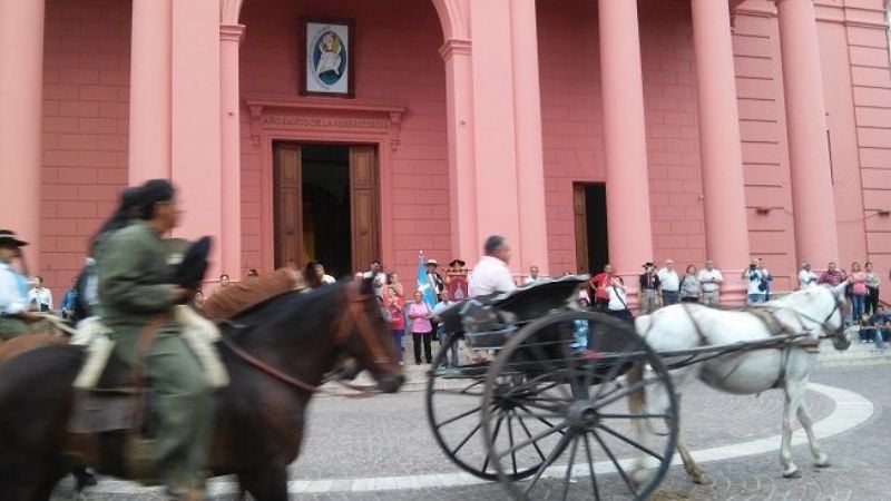 Miles de jinetes llegaron a  los pies de María
