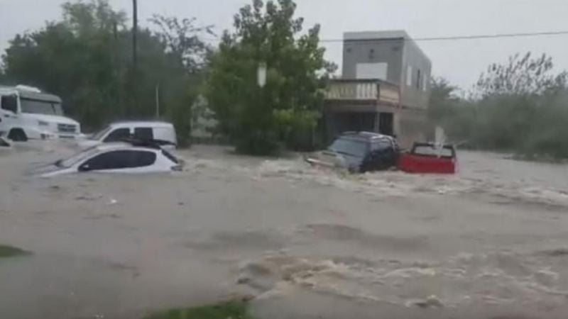 Inundación en Entre Ríos: autos son arrastrados por el agua