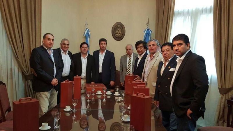 Gutiérrez y senadores con autoridades de San Juan