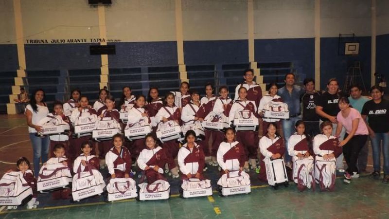 Alumnos de Escuela de Patín de Santa María recibieron equipamiento