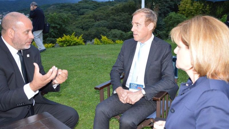 Reuniones con embajadores y minería
