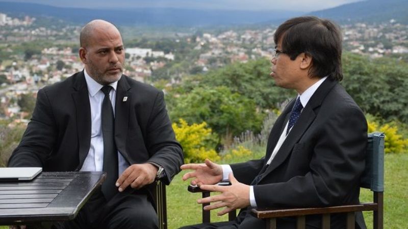 Reuniones con embajadores y minería