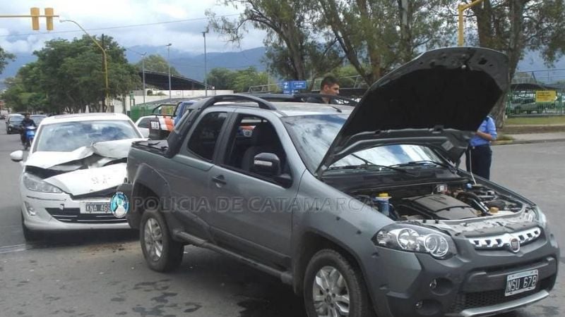 Colisionaron un auto y una camioneta