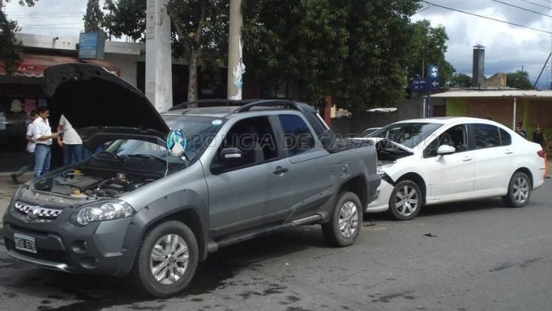 Colisionaron un auto y una camioneta