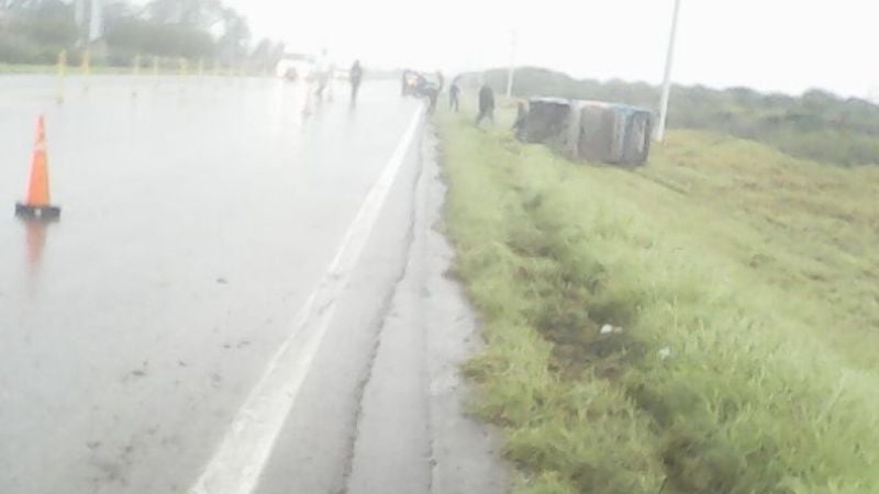 Volcó un colectivo en El Pantanillo