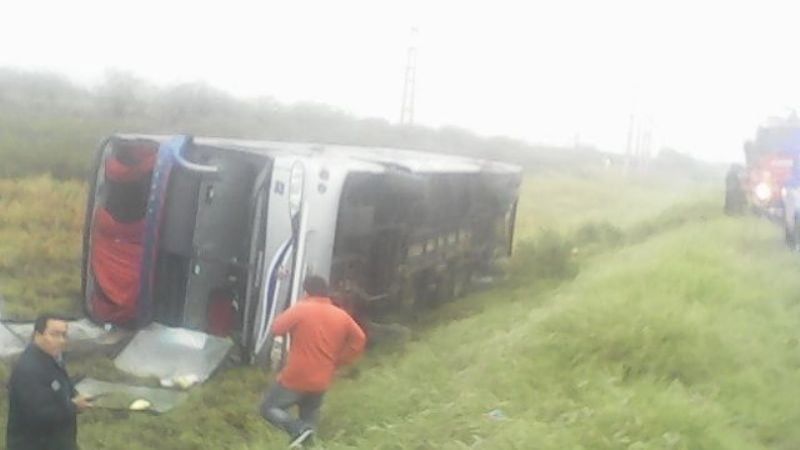 Volcó un colectivo en El Pantanillo