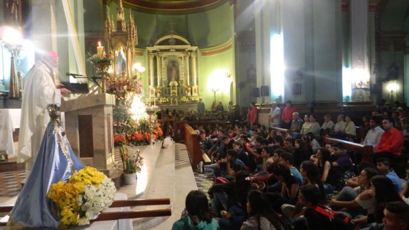 Homenaje de los jóvenes a la Virgen del Valle