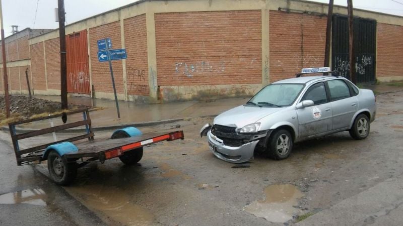 Un carro se desprendió y chocó a un remis