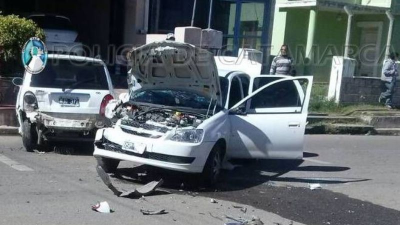 Chocó contra un auto estacionado