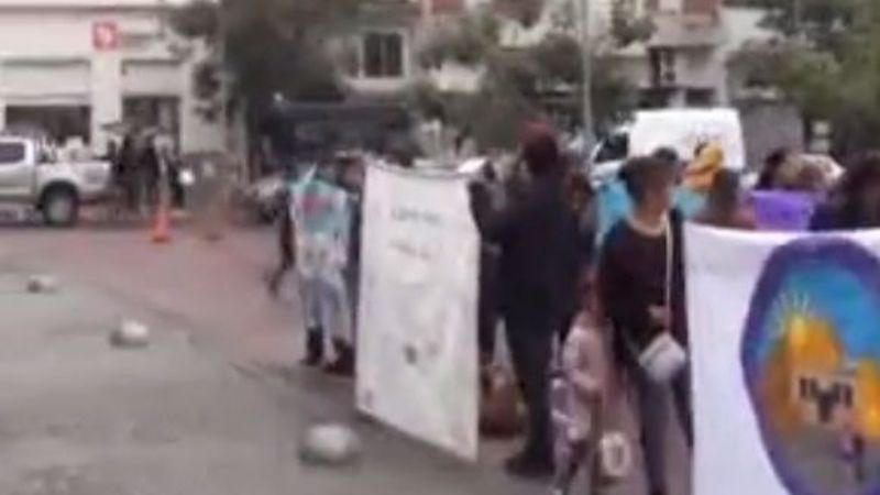 Padres y alumnos de escuela especial llevaron su reclamo a la Plaza