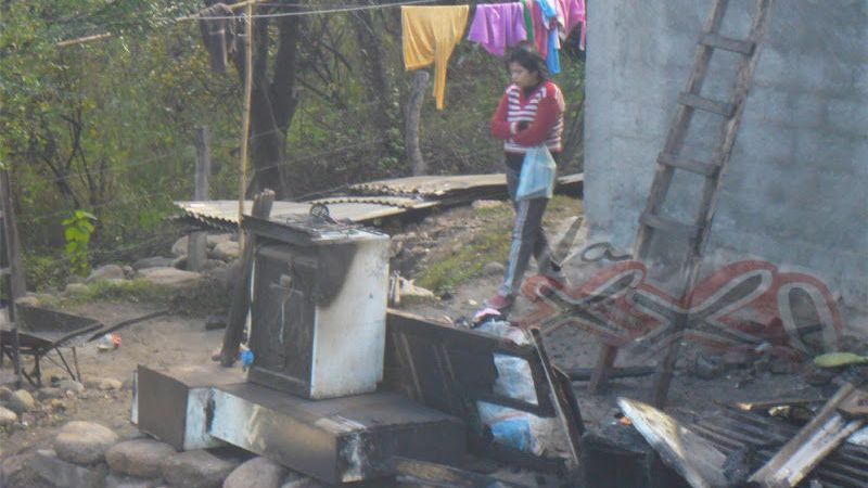 Voraz incendio dejó sin nada a una familia de El Potrero