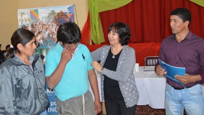 Alumnos del Oeste recibieron carpetas de salud y anteojos recetados gratuitos