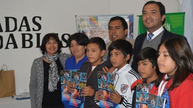 Alumnos del Oeste recibieron carpetas de salud y anteojos recetados gratuitos