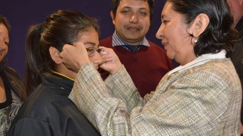 Alumnos del Oeste recibieron carpetas de salud y anteojos recetados gratuitos