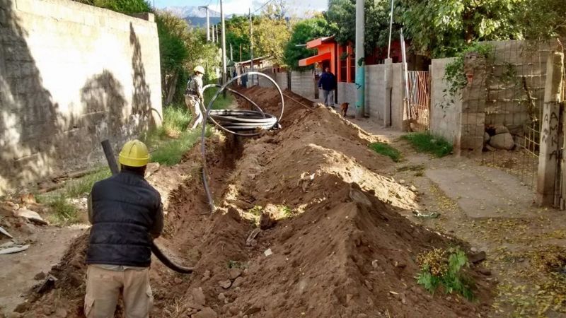 Extensión de red de agua potable en el barrio Eva Perón