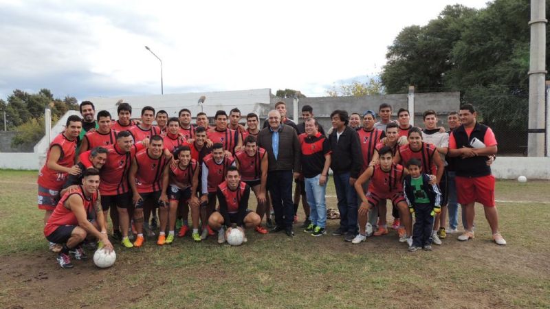 Entregan un aporte de $ 10.000 al Club Defensores de Esquiú