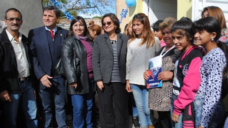 Don Espeche y otras tres familias cuentan con sus nuevas viviendas