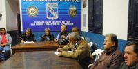 DIRIGENTES de Capital y Las Chacras reunidos anoche en Tres Puentes.