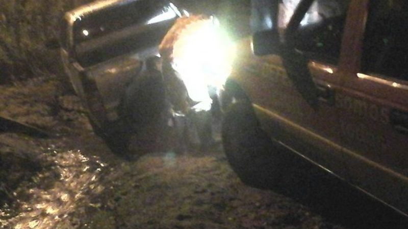 En medio del frío y la noche, una familia quedó atascada en el barro