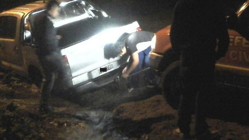En medio del frío y la noche, una familia quedó atascada en el barro