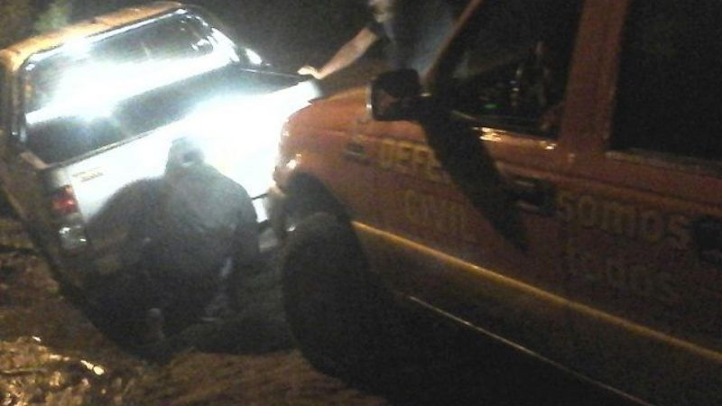 En medio del frío y la noche, una familia quedó atascada en el barro