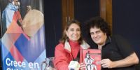 BORIS junto a Patricia Saseta exhibiendo un ejemplar del Manual de Formación sobre Derechos Intelectuales en la Música.