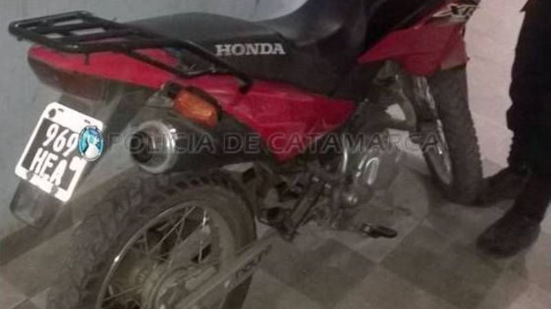 Recuperan una moto que estaba oculta en un baldío
