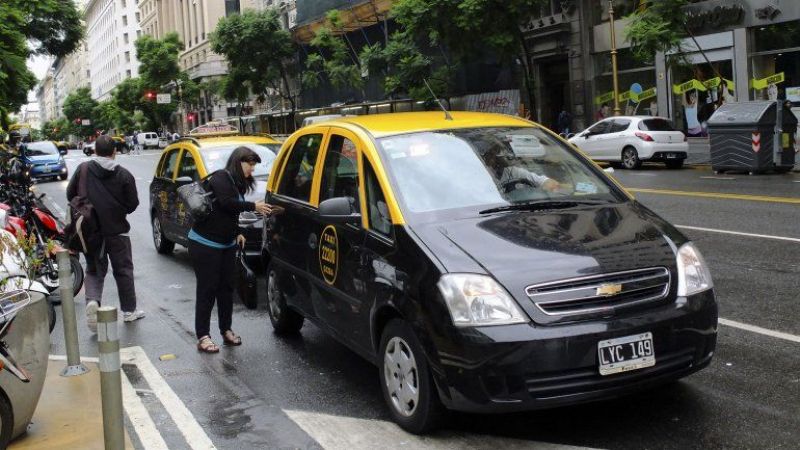 Taxis y remises: 13 pesos la bajada de bandera sin tarifa nocturna