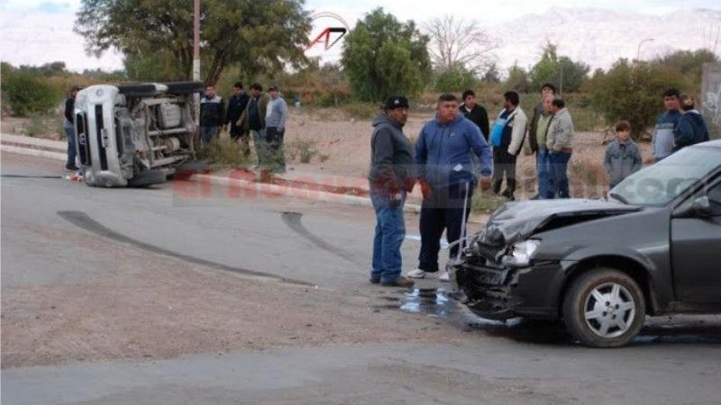 Espectacular choque con vuelco en pleno centro de Fiambalá