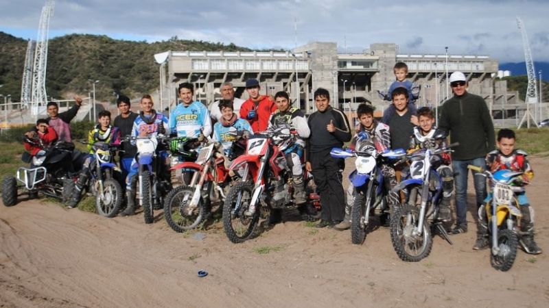 El piloto Axel Ayala inició las clases de su Escuela de Manejo
