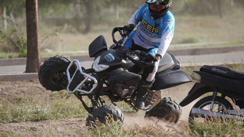 El piloto Axel Ayala inició las clases de su Escuela de Manejo