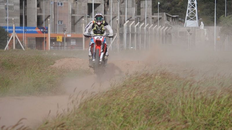 El piloto Axel Ayala inició las clases de su Escuela de Manejo