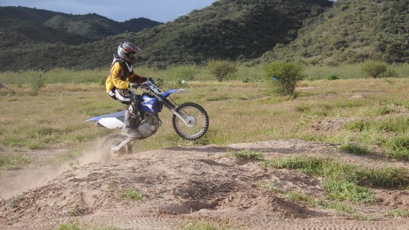El piloto Axel Ayala inició las clases de su Escuela de Manejo