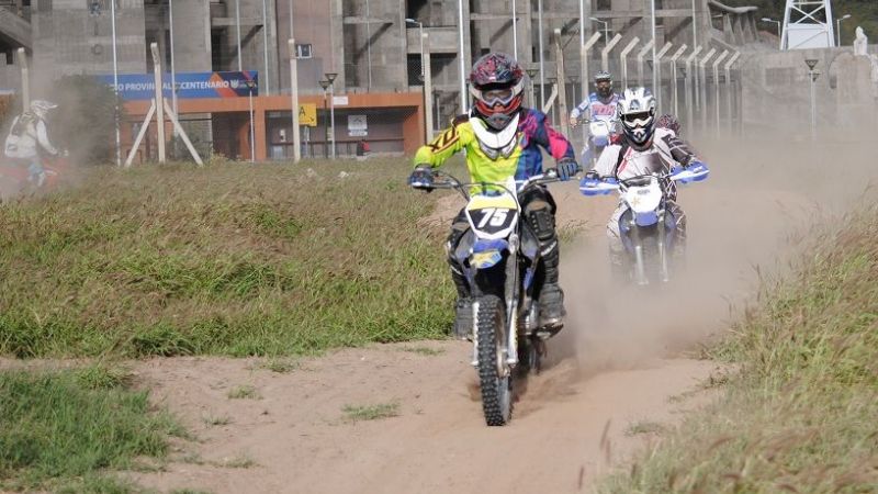 El piloto Axel Ayala inició las clases de su Escuela de Manejo