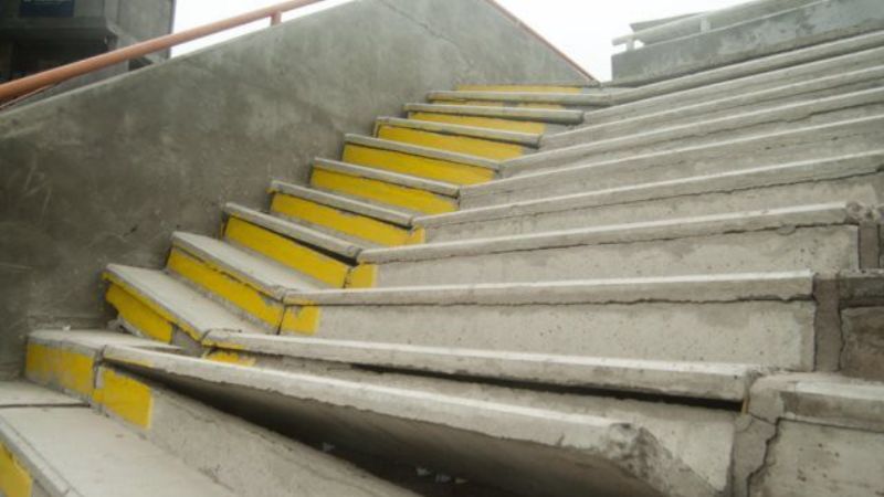 Por el total deterioro, no se puede utilizar la tribuna sur del Estadio Bicentenario