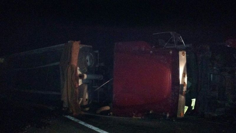 Volcó un camión con insumos mineros en la ruta 60