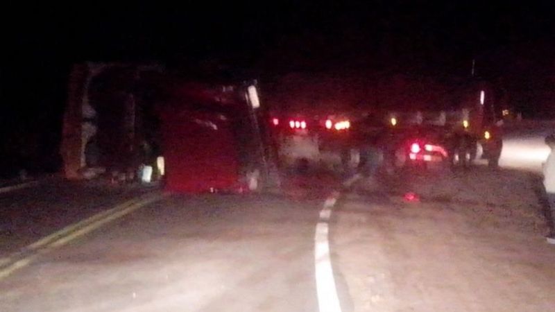 Volcó un camión con insumos mineros en la ruta 60