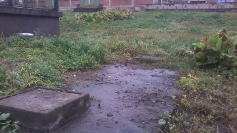 Por las lluvias, rebalsó el pozo ciego de la escuela