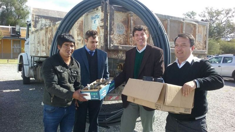 Entregaron cañerías y griferías para la comunidad de Laguna Blanca