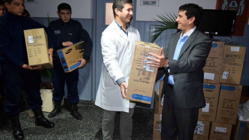 Entrega de equipamientos informáticos para instituciones de FME