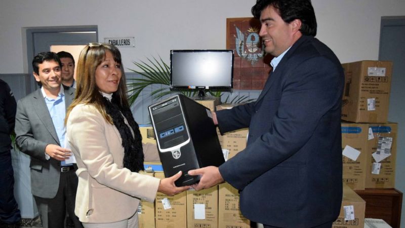Entrega de equipamientos informáticos para instituciones de FME