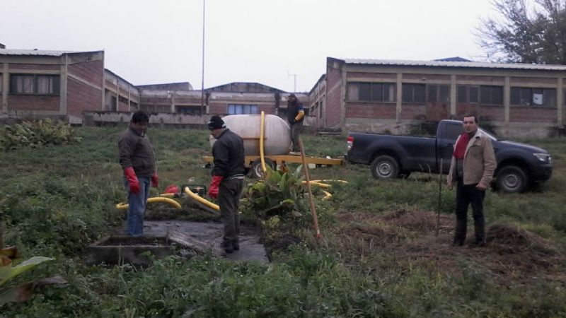 Desagotaron el pozo ciego de la escuela en El Alto