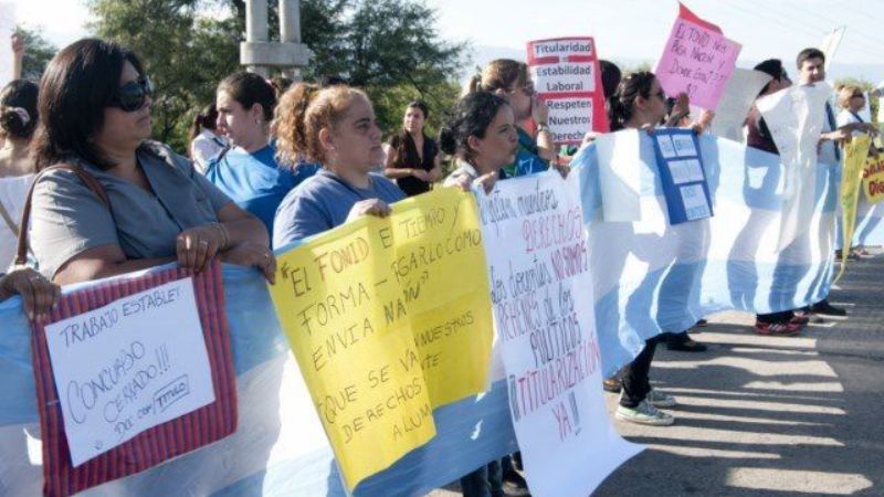 Docentes buscan respuestas en Casa de Gobierno