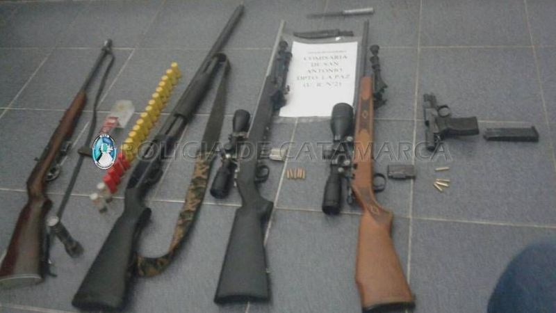 Secuestran un arsenal y arrestan a dos sujetos