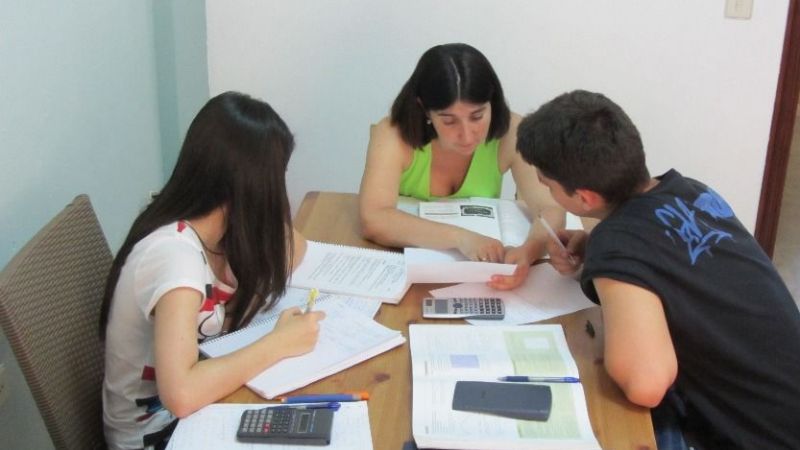 Padres recurren cada vez más a los maestros particulares